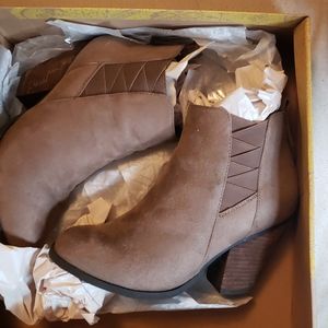 Womans boots size 7